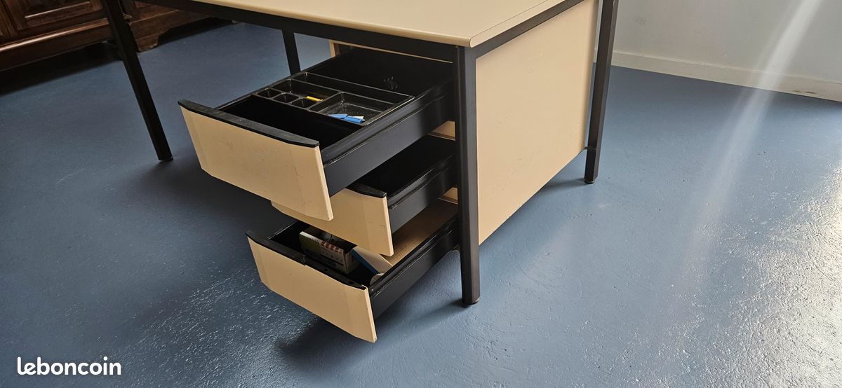 Bureau qualité professionnelle vintage (image 1)