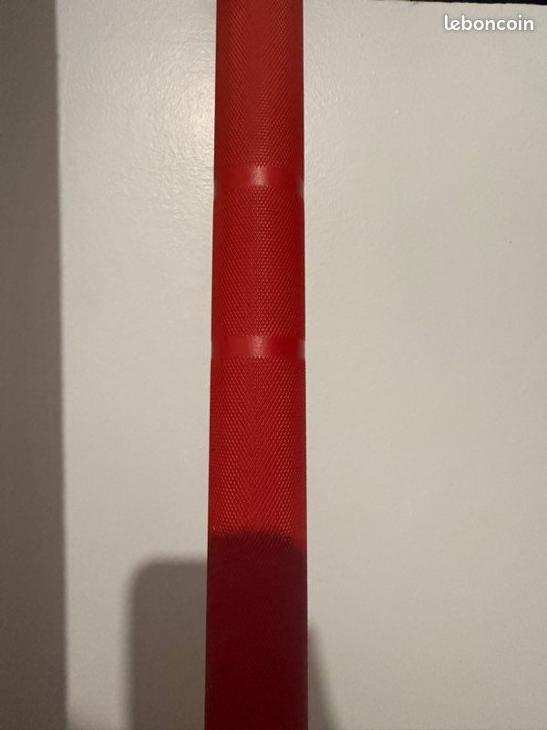Barre olympique 20kg Rogue Ohio Bar – Red Shaft / Midnight Black Sleeve (image 4)