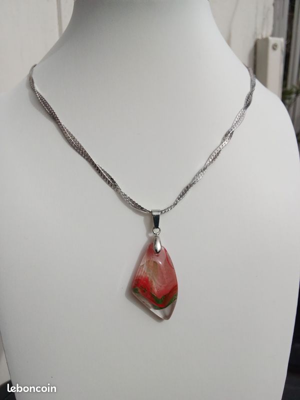 Collier pendentif en résine tranparent (image 6)
