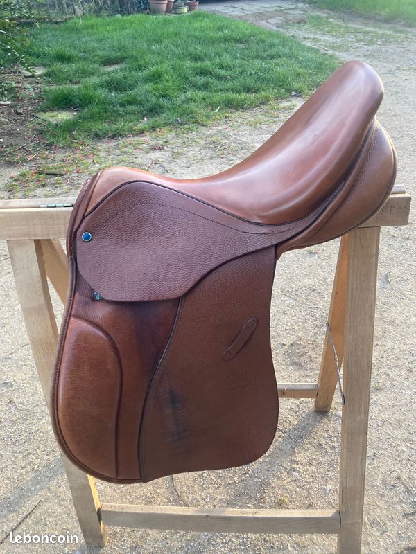 Selle De Dressage Juventus Par Stübben - Taille 17", Noir, En Cuir - Occasion En Bon état De Fonctionnement