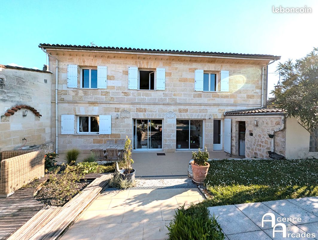 Maison 7 pièces 205 m² · à Arveyres · 205 m² · 462 000 €