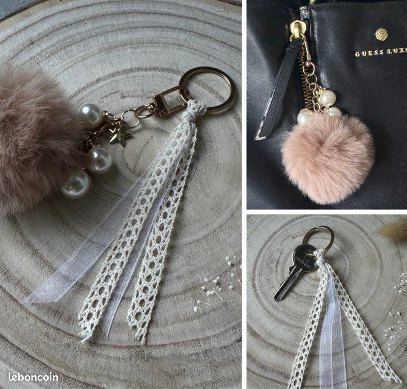 Porte clé / bijou de sac marron et doré (image 1)