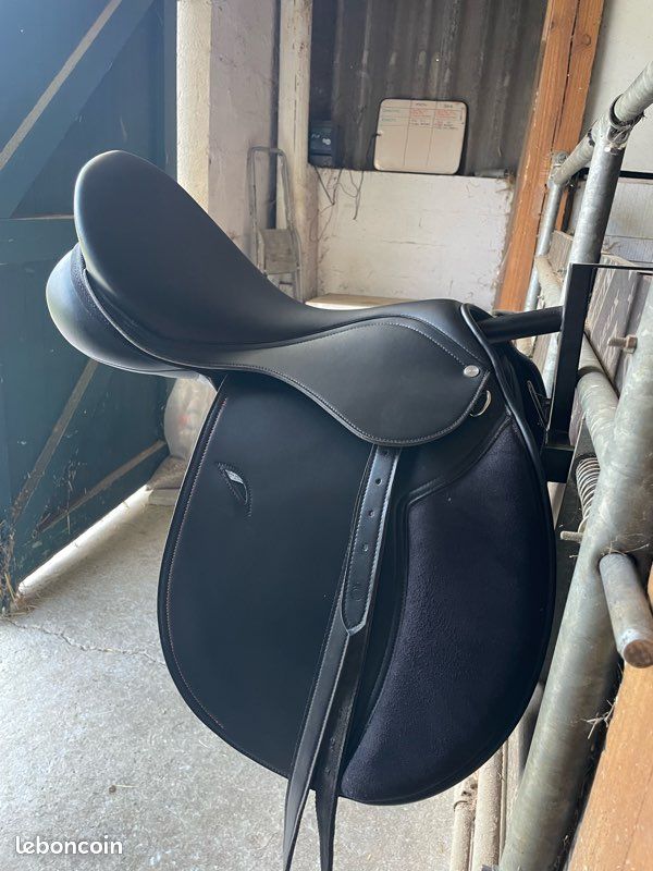 3002* SELLE FOUGANZA tout cuir très bonne qualité proche du neuf !! avec étrier EUR 350,00 - FR
