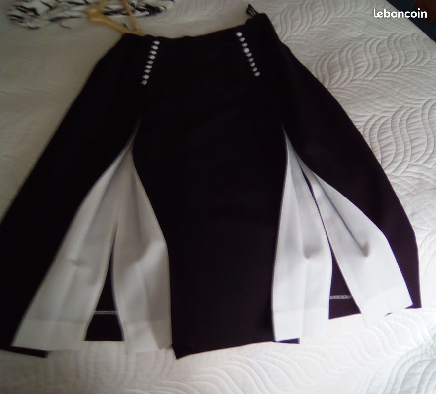 Jupe T 44, noire et blanche (image 1)