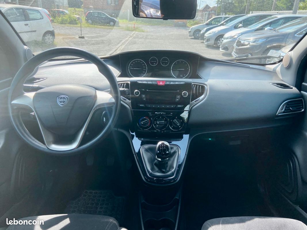Lancia ypsilon 0.9 chaine de distri 76022 kms garantie 48 mois possible (image 8)
