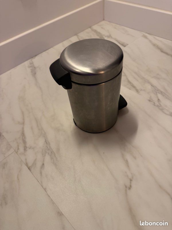Petite poubelle salle de bain (image 1)