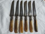 Série de 6 couteaux, manches corne et lames acier