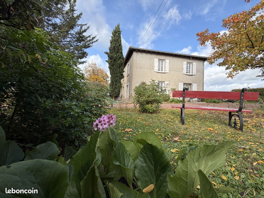 Maison 8 pièces 240 m² · à Saint-Romain-la-Motte · 240 m² · 337 000 €