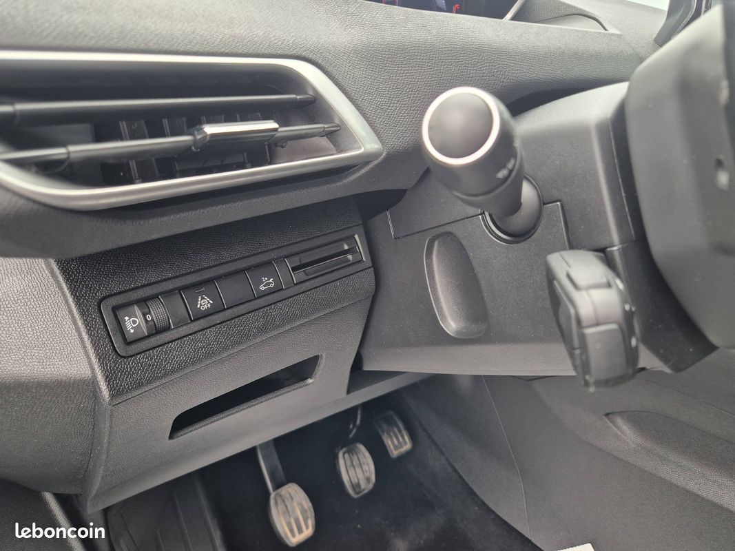 PEUGEOT 3008 BlueHDi 130ch S&S BVM6 Allure Pack (image 24)