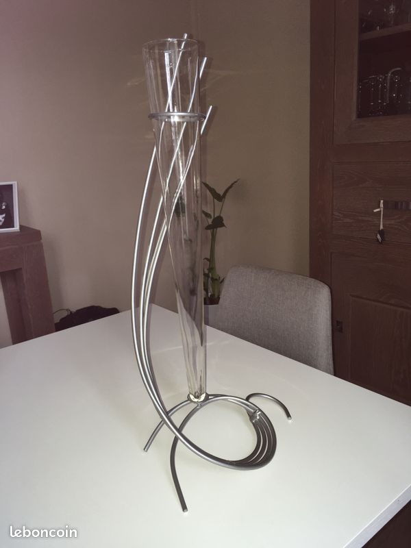 Vase sur support (image 1)