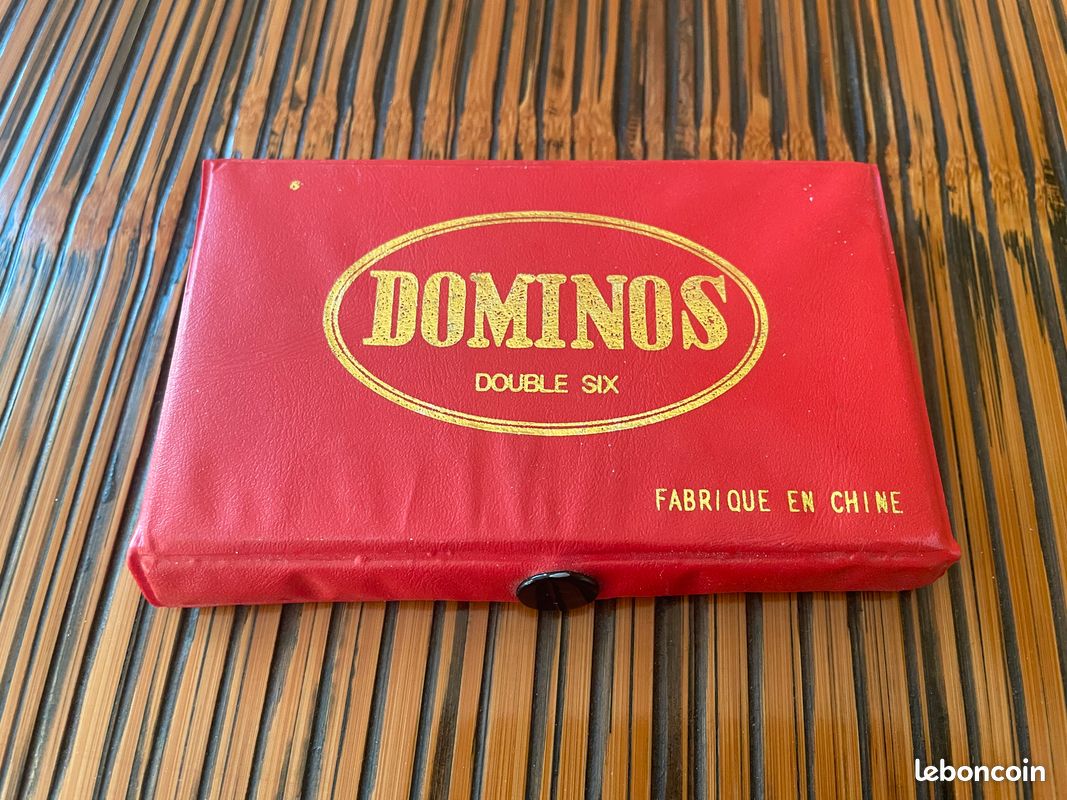 Petite boite ancienne de dominos (image 1)