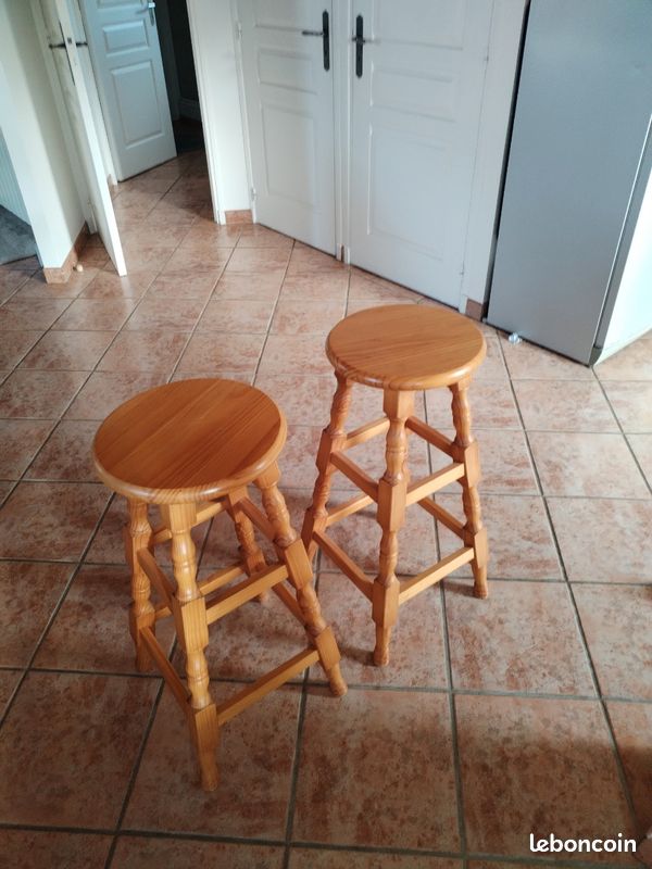 Tabourets en bois (image 1)