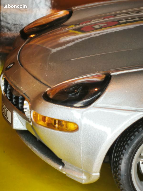 BURAGO 1/18 BMW Z8 ROUGE cabriolet tbe EUR 10,00 - FR