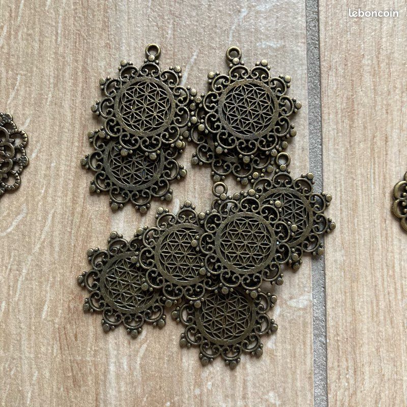 Petit lot d’apprêts breloques pendentifs fleurs couleur bronze vieilli pour création de bijoux (image 2)