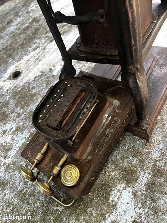 réchaud a pétrole outil ancien Old tools stove A zuré A Azuria en tôle