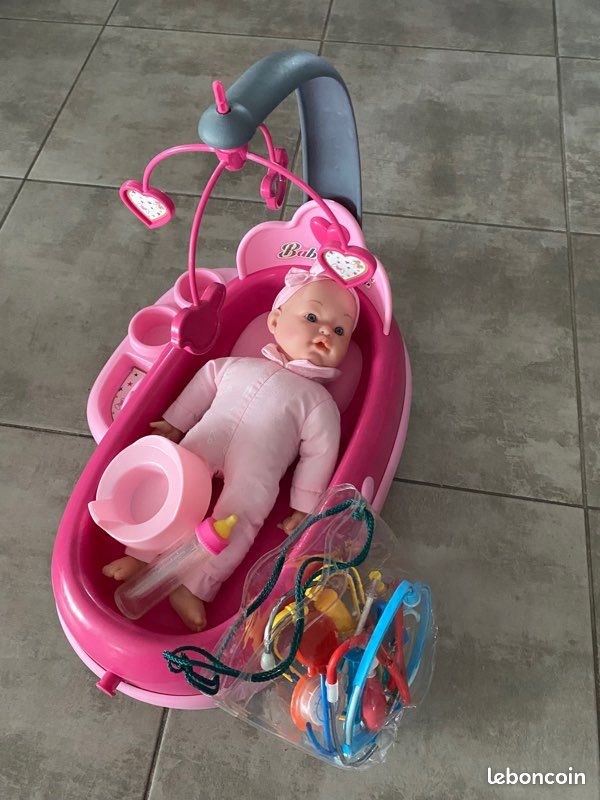 Un jouet bébé,biberon lit nursery et accessoires «  docteur » (image 2)