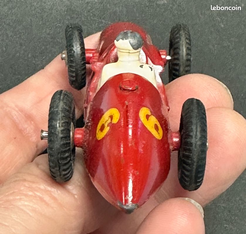 Véhicules miniatures Dinky 1:43 Ferrari