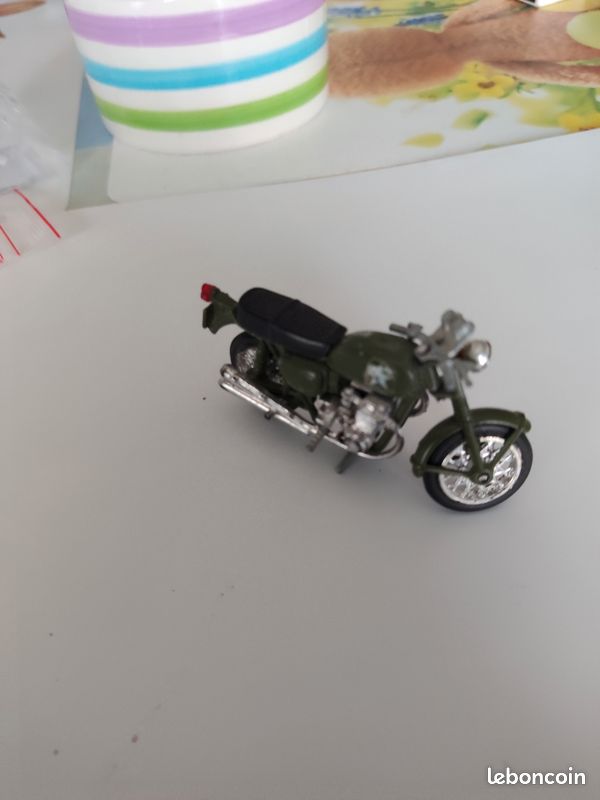 Jolie petite moto de collection (image 3)
