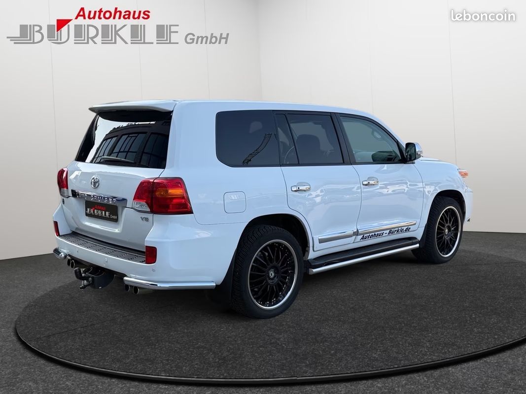 Toyota Land Cruiser VDJ 200 4.5D-4D V8 272CH Executive - Suivi Toyota - 4X4 - Régulateur - BVA - Toit Ouvrant - Attelage - Echappement Sport - Sièges Chauffant / Ventilés - 135000KM (image 5)