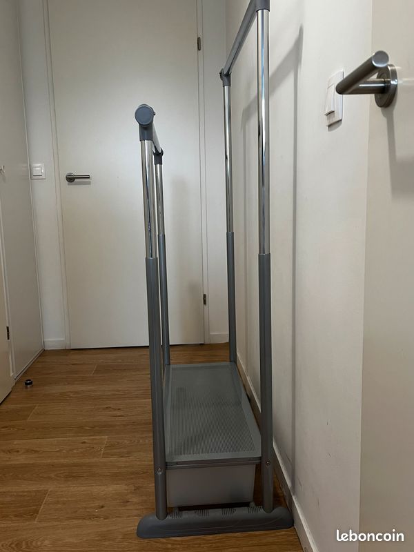 Portant vêtements (image 2)