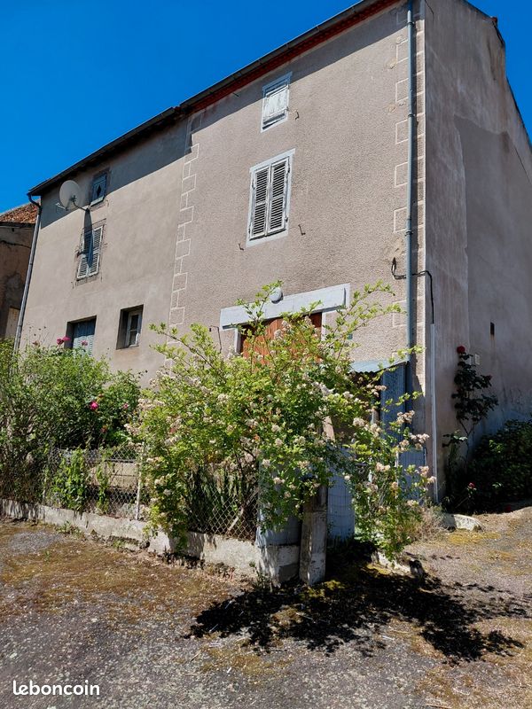 Maison 5 pièces 65 m² · à Montaiguët-en-Forez · 65 m² · 26 000 €