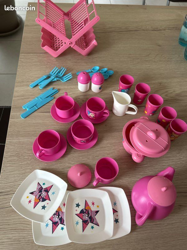 Vaisselle de jeu pour enfants | Ensemble de vaisselle de cuisine avec égouttoir | Batterie de cuisine amusante et colorée | Vaisselle durable pour enfants (33 pièces, rose