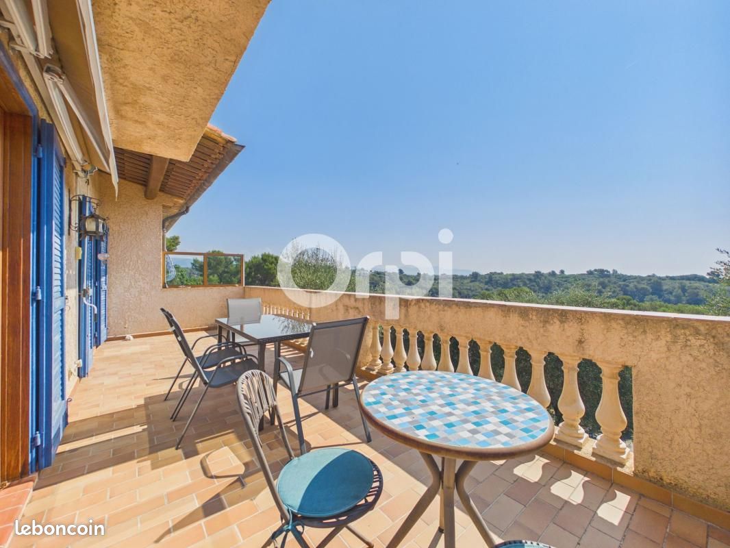 Appartement 4 pièces 132 m² · à Roquefort-les-Pins · 132 m² · 2 100 €/mois