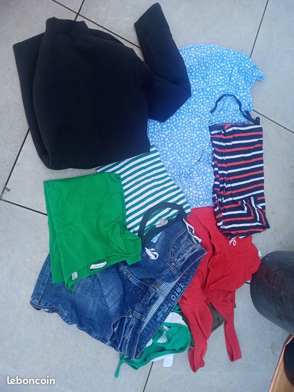 Plusieurs chemisiers t-shirts (environ 20) pour femme taille S deux maillots de bain une pièce et deux housses coussins (image 3)