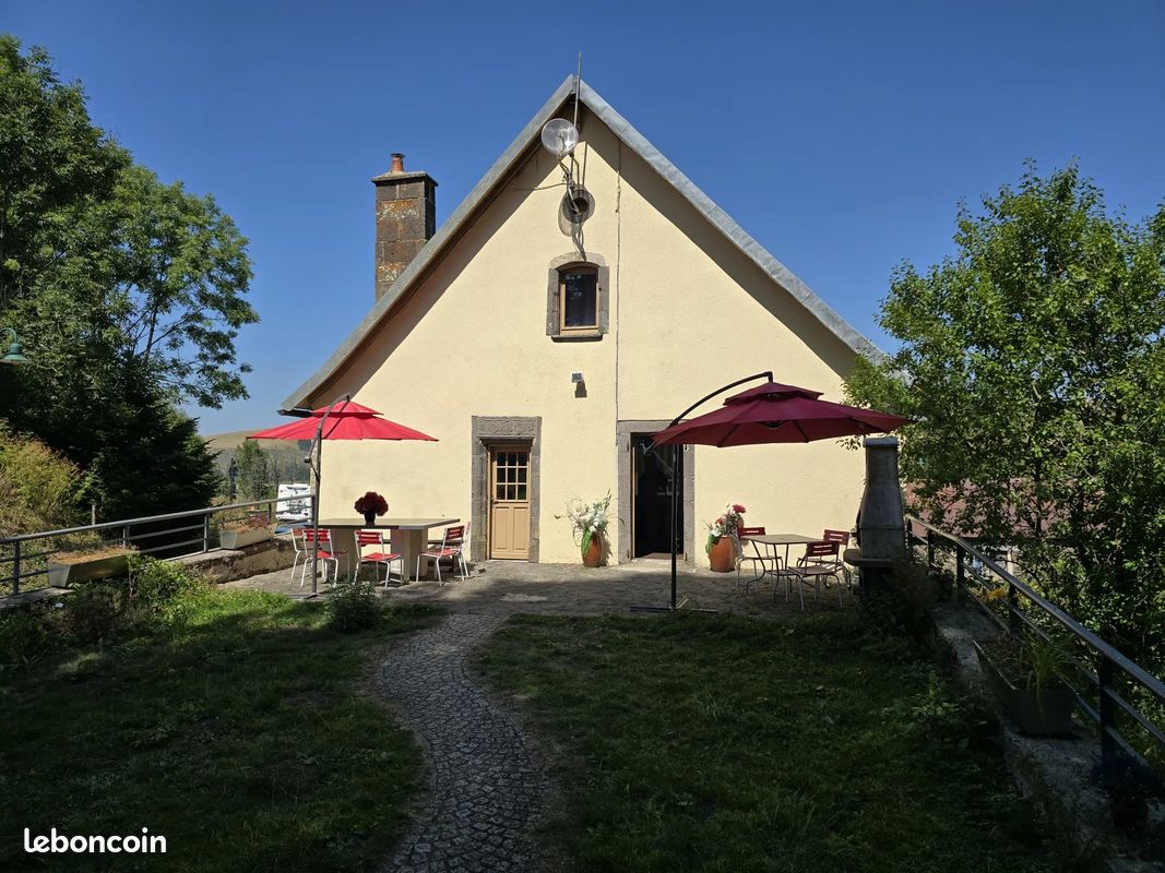 Maison 6 pièces 321 m² · à La Godivelle · 321 m² · 435 000 €