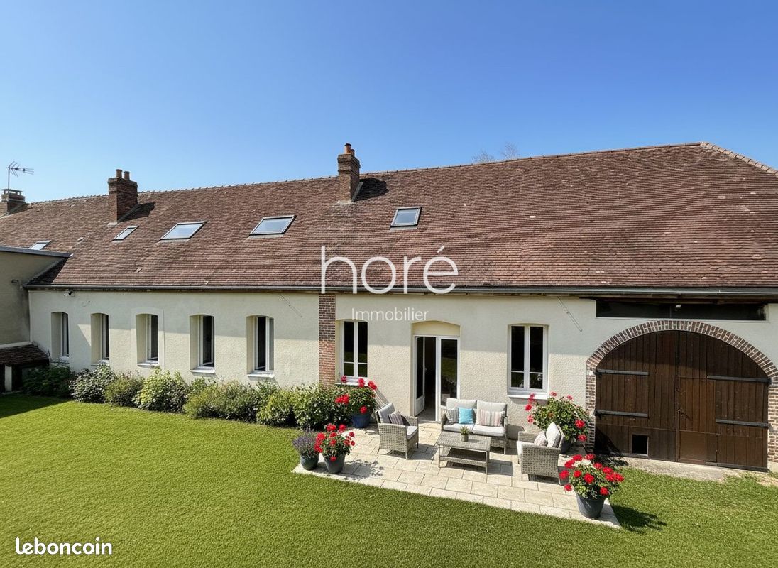 Maison 8 pièces 255 m² · à La Celle-Saint-Cyr · 255 m² · 264 500 €