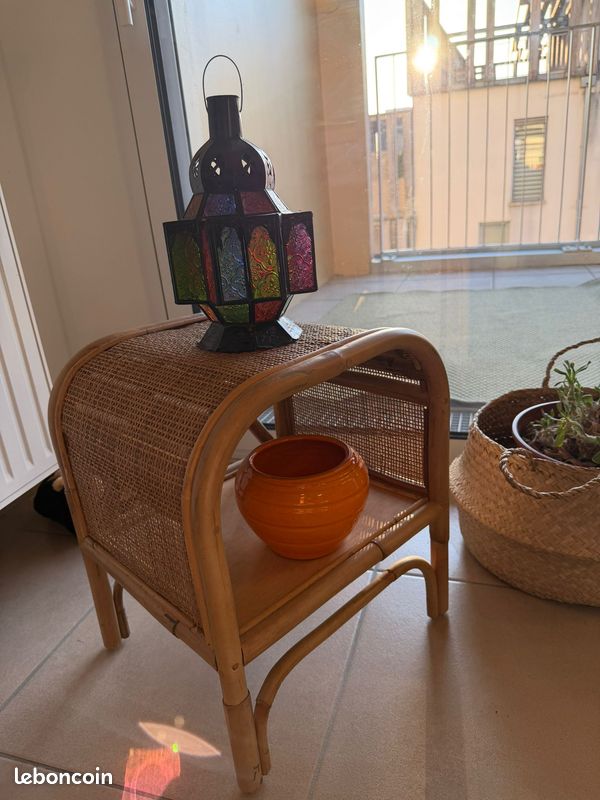 Meuble d’appoint en rotin avec lanterne décorative – esprit bohème (image 1)