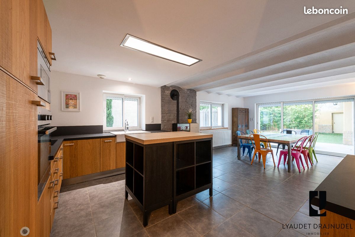 Maison 8 pièces 280 m² · à Le Coteau · 280 m² · 349 000 €