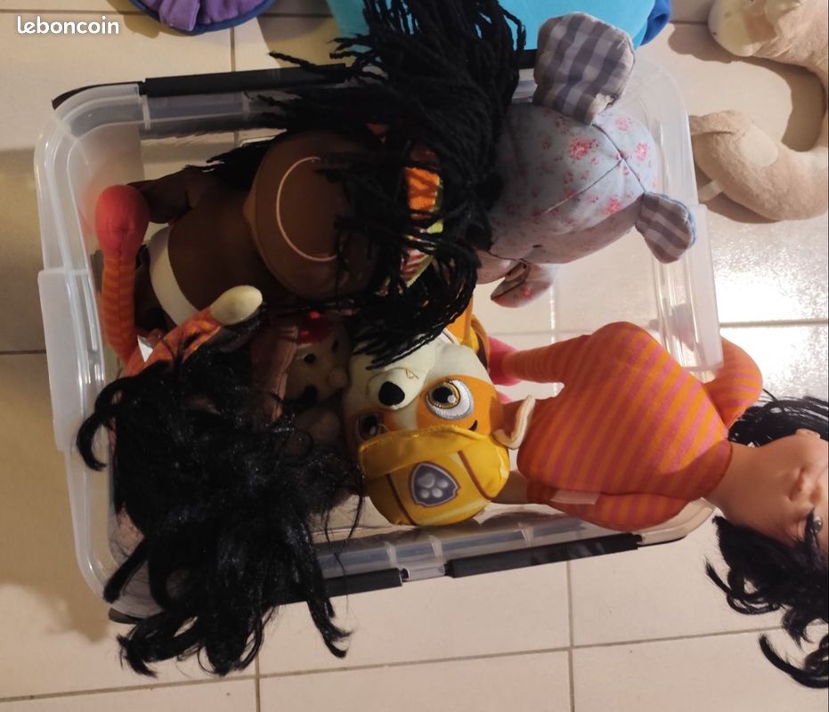 Lot de poupées et peluches enfant (image 1)