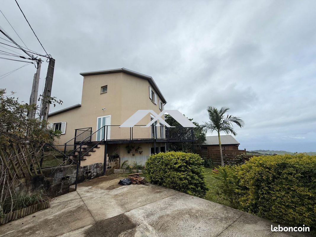 Maison 5 pièces 130 m² · à Petite-Île · 130 m² · 1 383 €