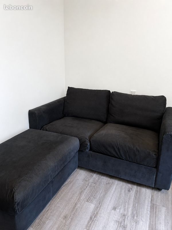 Canapé 2 places IKEA noir + repose pieds (image 1)