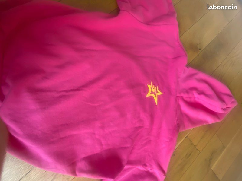 Je vends un pull rose de la marque Spider, la marque a été créée