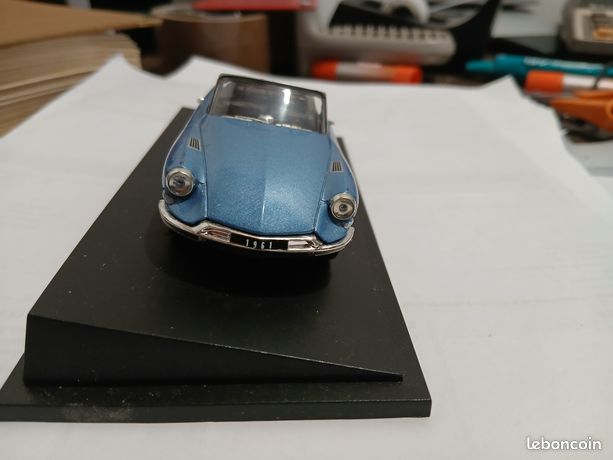 Voiture Miniature Citroën DS 19 Cabriolet Bleue 1961 - Universal Hobbies 1:43 - Occasion Comme Neuve