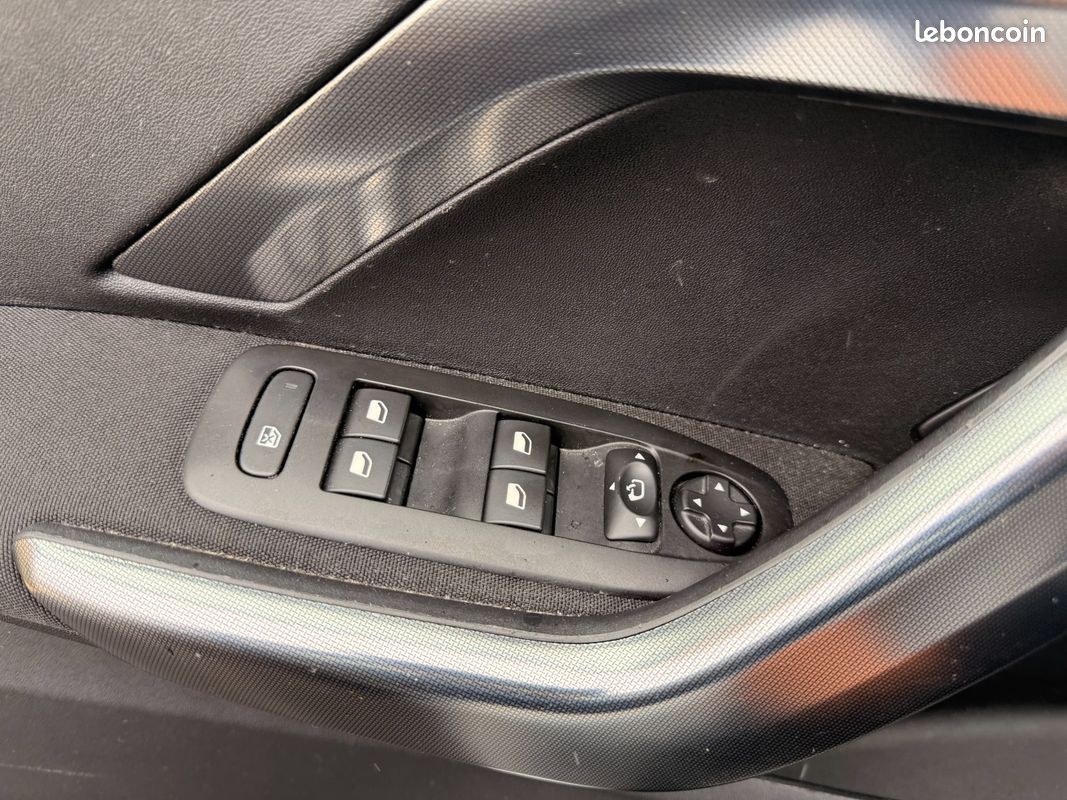 PEUGEOT 2008 130ch SS BVM6 Style (image 23)