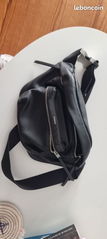 Sac banane/sling Sandro homme cuir noir (image 1)
