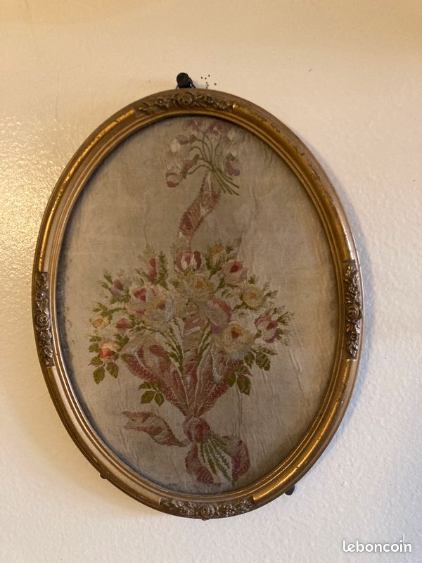 Cadre ovale ancien doré sous verre — Broderie fleurs vintage (image 2)