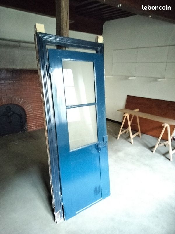 Porte en bois ancien, avec cadre, charnieres et poignée (image 1)