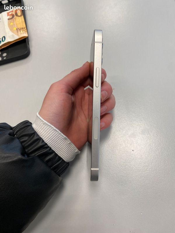 Iphone 12 blanc (image 1)