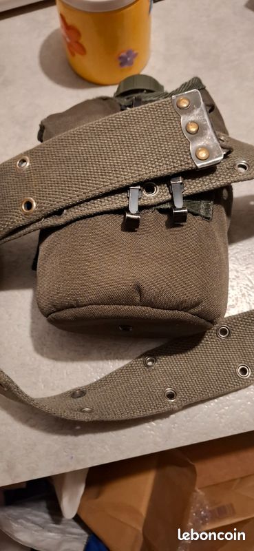 Gourde militaire avec ceinture (image 1)