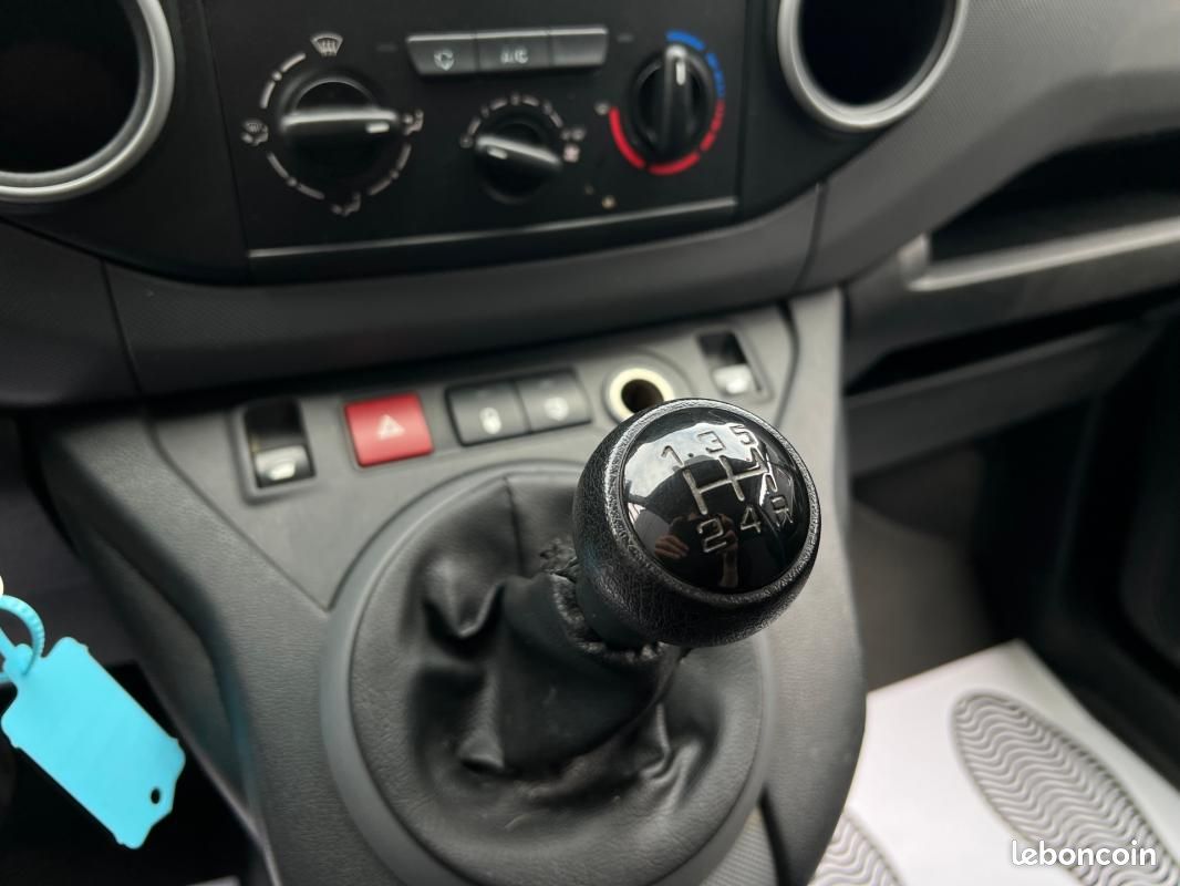 Peugeot Partner FOURGON STANDARD 1.6 BLUEHDI 75 BVM5 PRO / CLIM ECRAN BLUETOOTH ATTELAGE ... (image 16)