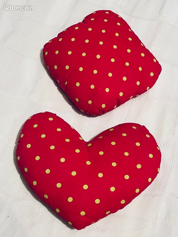 Lot de deux coussins rouge en très bon état (image 2)