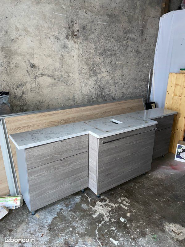 Meuble de salle de bain en marbre et bois (image 6)