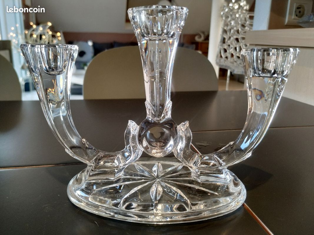 Bougeoir en cristal vintage. A 3 branches en forme de volutes. Base étoilée. Long. 21 cm. TB état (image 6)