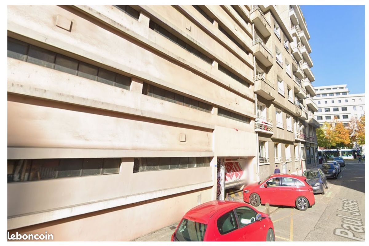 Parking 15 m² · à Grenoble · 15 m² · 80 €/mois