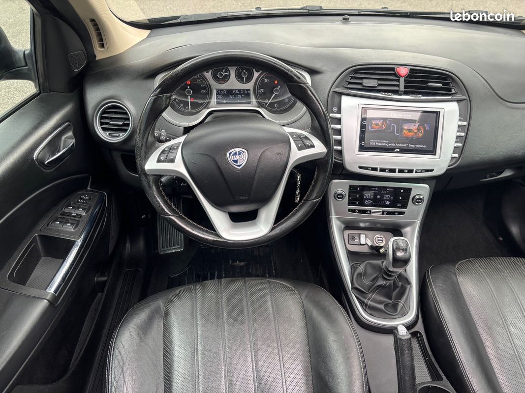 Lancia Delta 1.9 MJT TwinTurbo 190ch Platinum - Xénon / CarPlay / Toit Ouvrant (image 3)