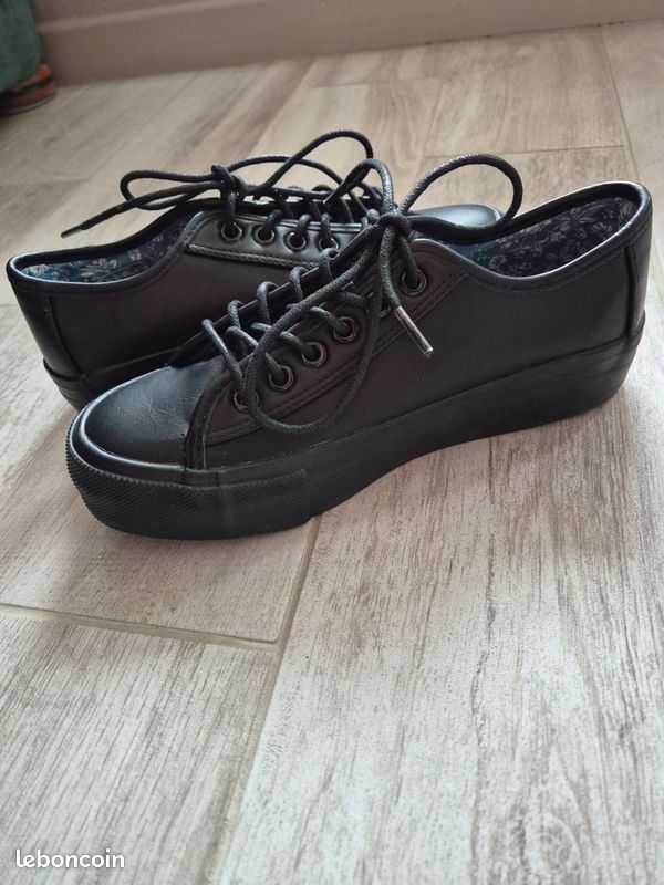Baskets femme semelles compensées couleur noires neuves 36
neuves jamais porté
pointure 36 (image 2)